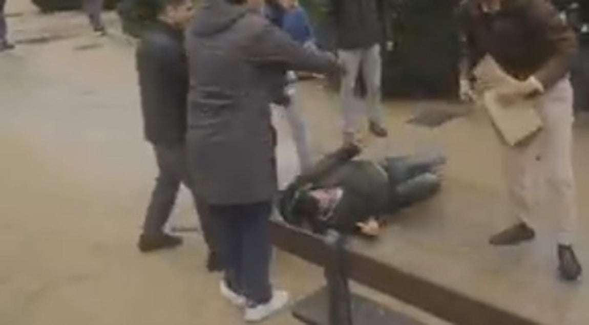 Varios individuos apalean a Lagarder en el suelo. 