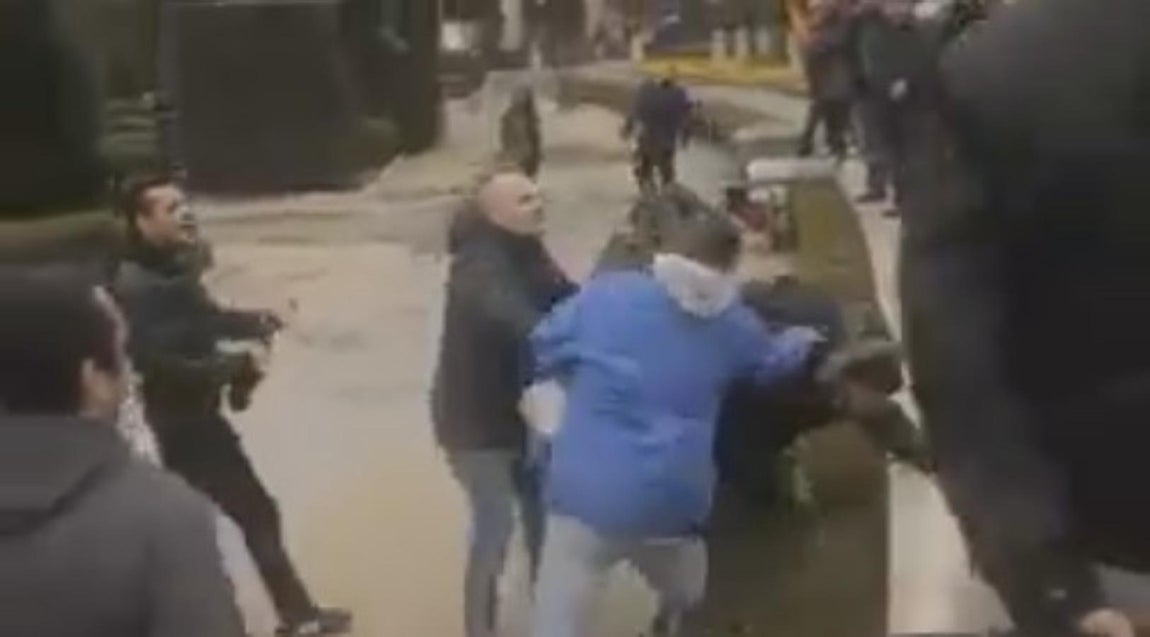 La Policía se ha visto obligada a intervenir para evitar una agresión mayor. 