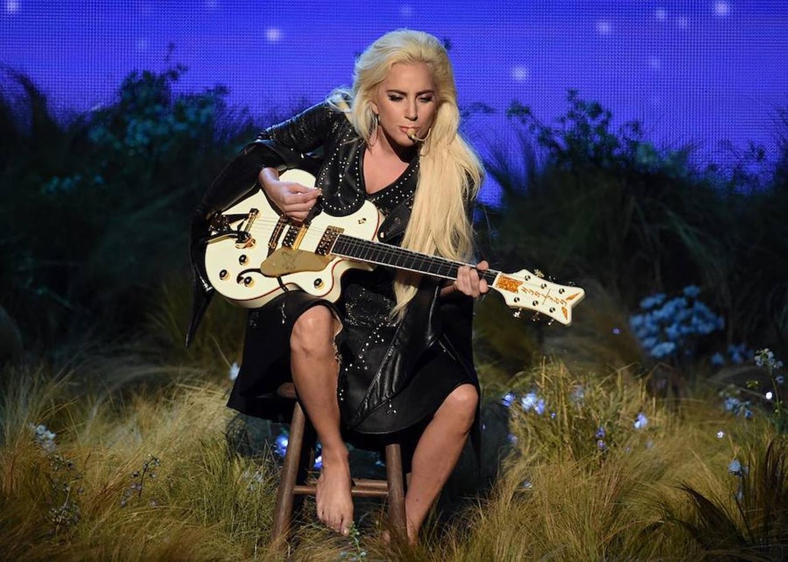 Lady Gaga, no defraudó y dejó una de los momentos de la noche con una sentida actuación. 