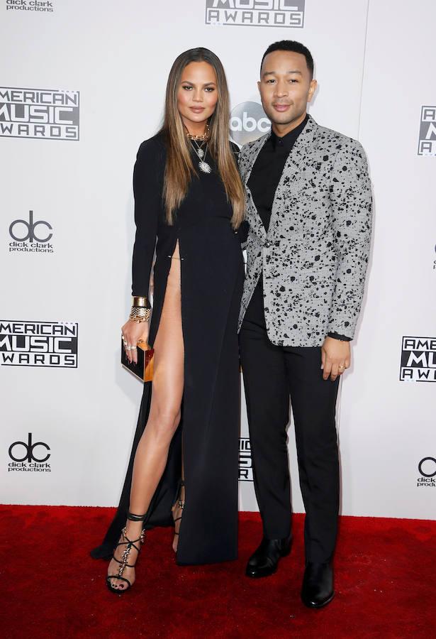 John Legend y su pareja, la modelo Chyssy Teigen, a su llegada a la gala. 