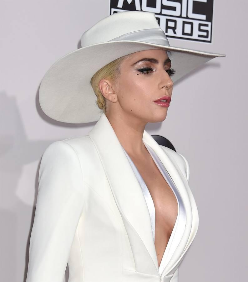 Lady Gaga, espectacular, en la alfombra roja de los AMAs. 