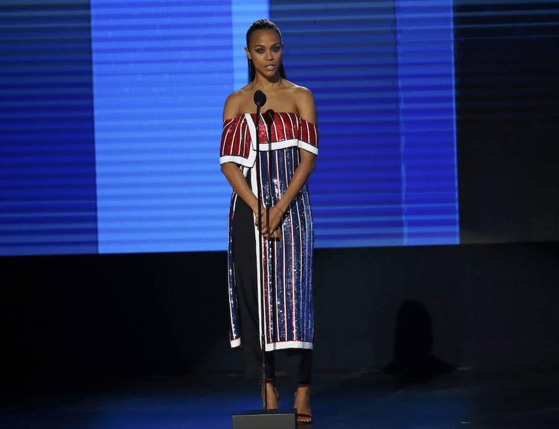 Zoe Saldana, guapísima, presentando un premio. 