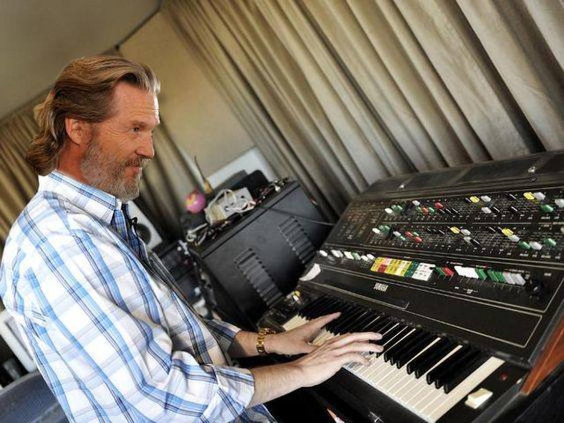 Jeff Bridges toca el piano. 