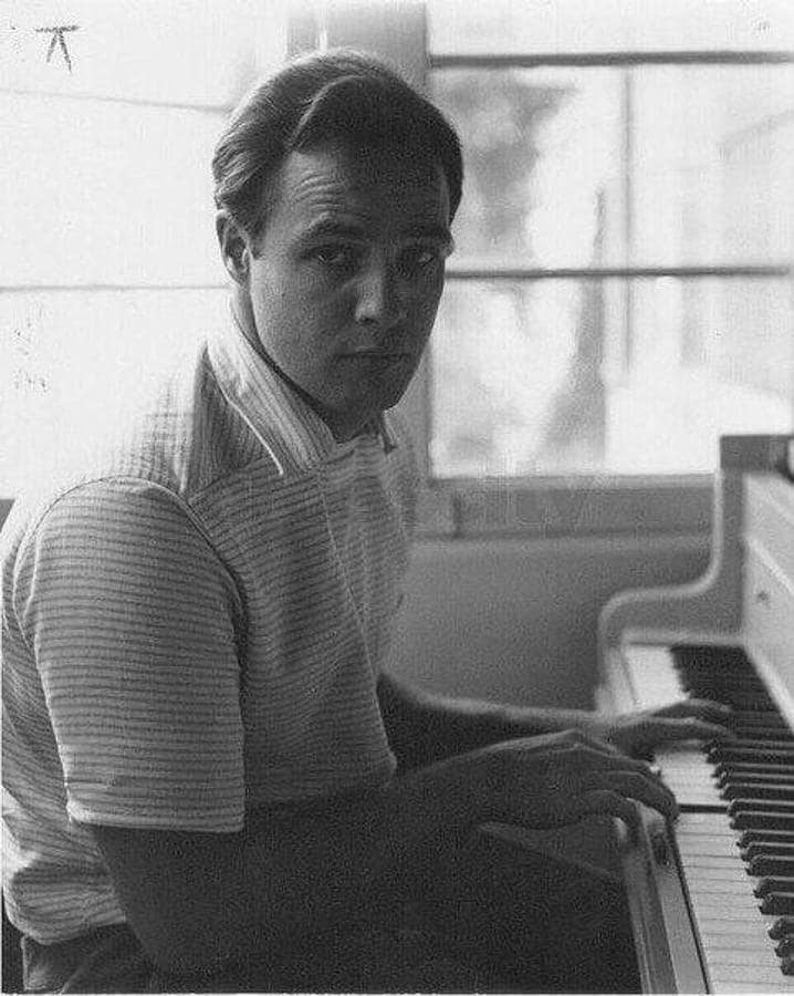 Marlon Brando tocaba el piano