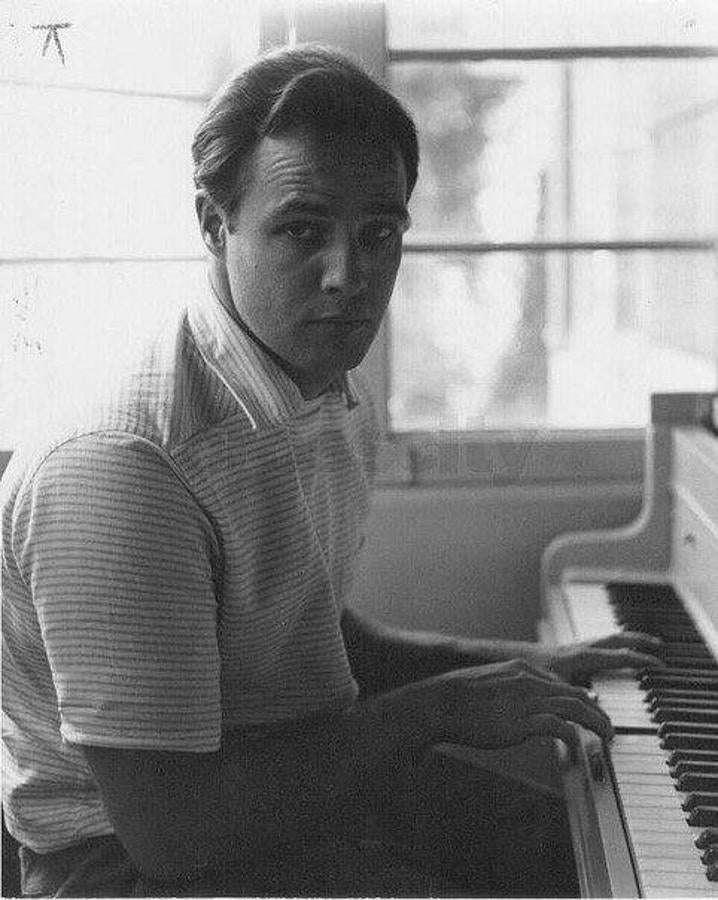Marlon Brando tocaba el piano. 