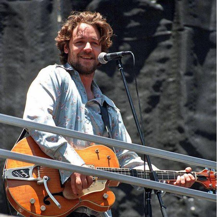 Russell Crowe toca la guitarrra. 