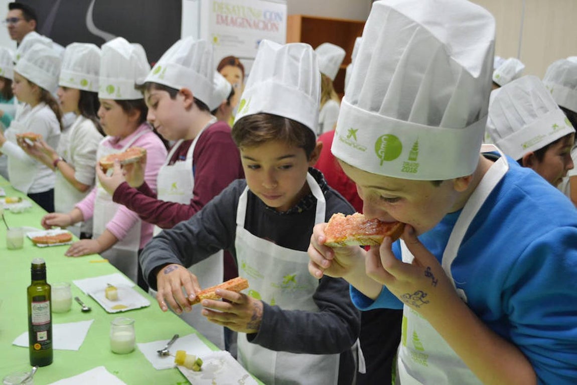 Más de 300 escolares de Castilla-La Mancha «Desayunan con Imaginación» en la Escuela de Hostelería de Toledo