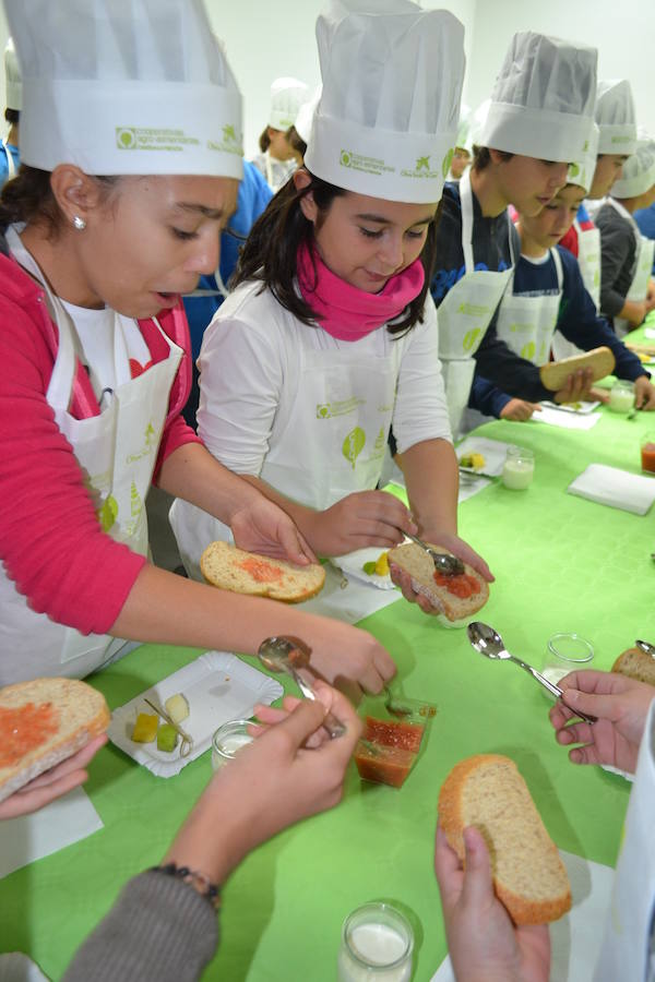 Más de 300 escolares de Castilla-La Mancha «Desayunan con Imaginación» en la Escuela de Hostelería de Toledo