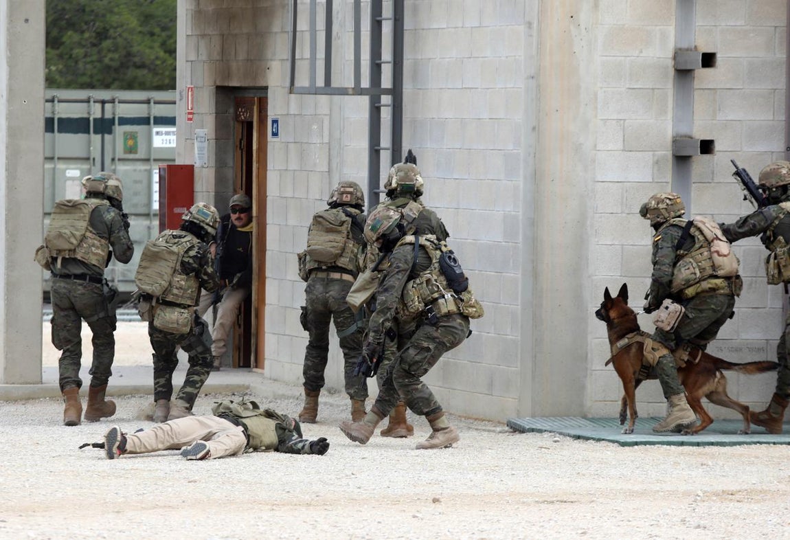 Maniobras antiterroristas con los nuevos helicópteros «Caimán». 