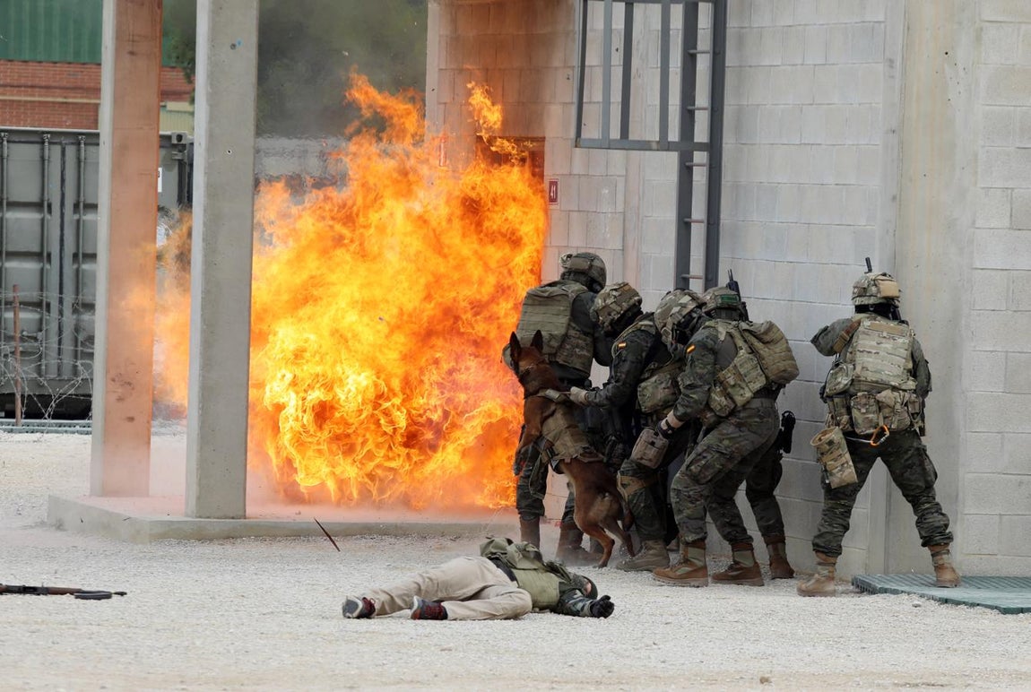 Maniobras antiterroristas con los nuevos helicópteros «Caimán». 