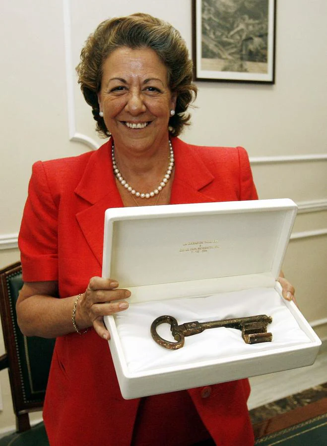 Rita Barberá muestra la llave de Valencia que ofreció al Papa Benedicto XVI