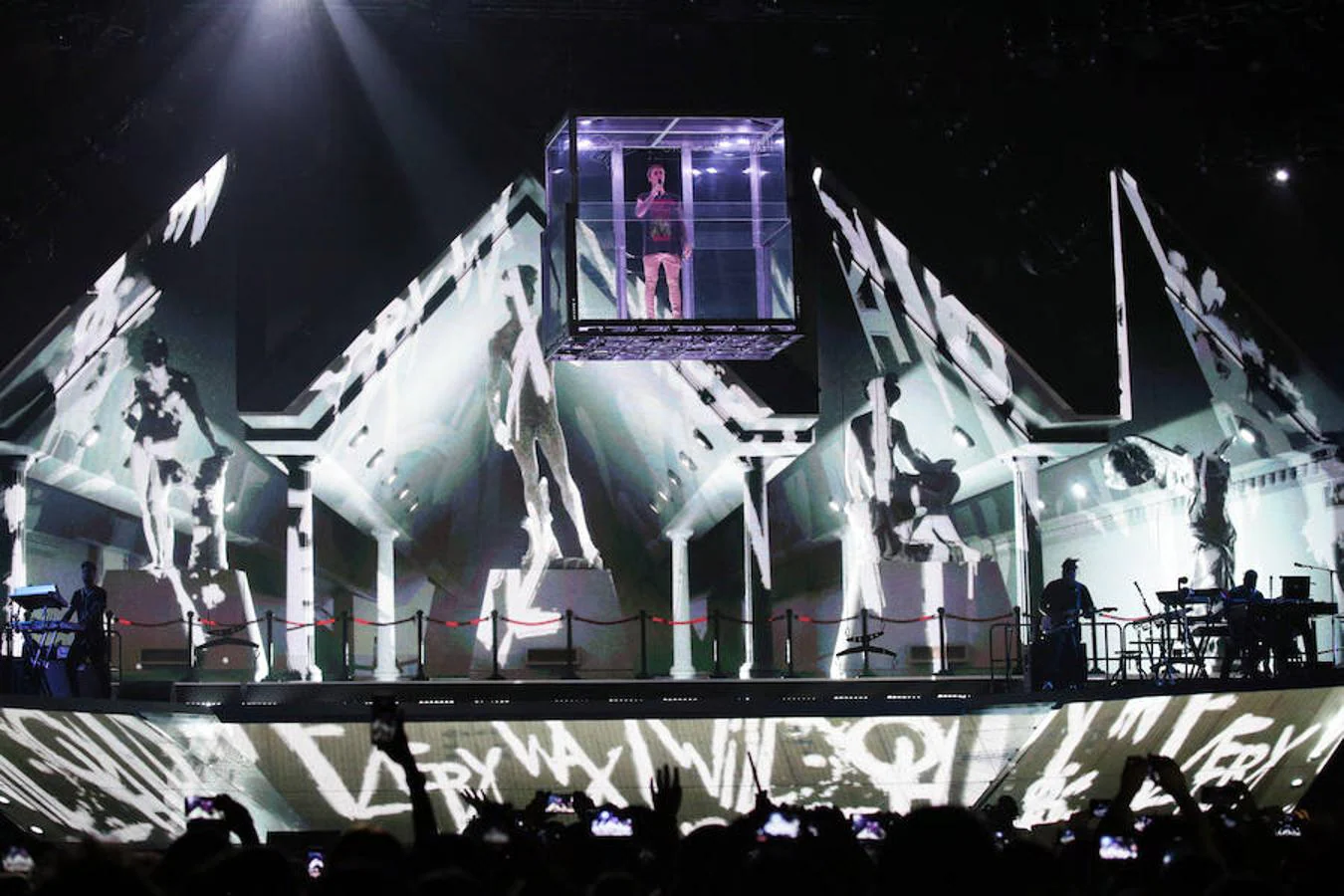 Justin Bieber apareció en el escenario dentro de un cubo