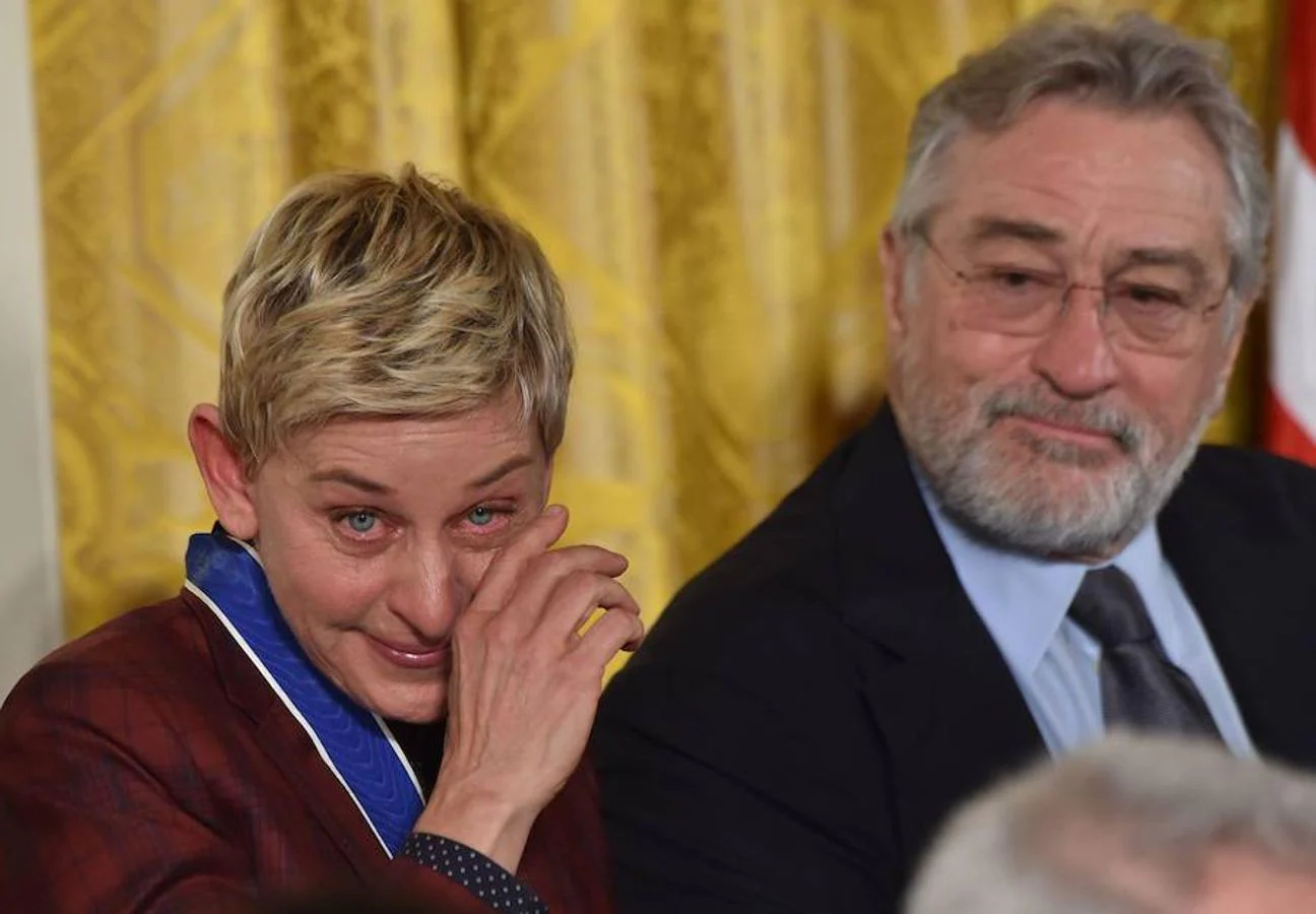 La actriz y comediante Ellen DeGeneres, sentada junto al actor Robert de Niro, se emocionó durante la ceremonia de entrega de las Medallas de la Libertad, que tuvo lugar ayer en la Casa Blanca