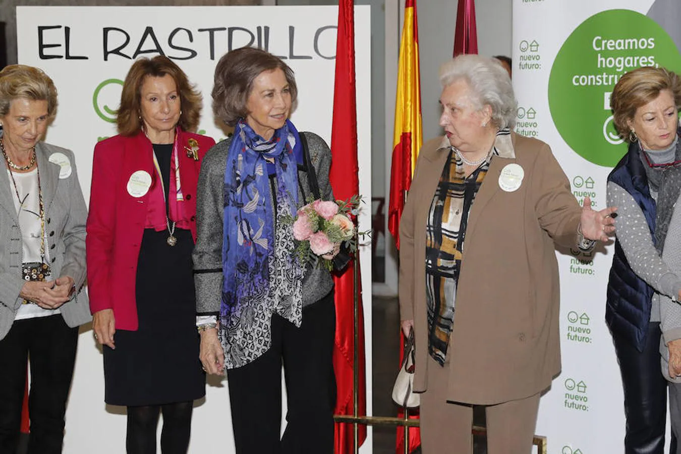 La Reina fue recibida a su llegada por su cuñada, la Infanta Doña Pilar, presidenta de honor de Nuevo Futuro, y por Pina Sánchez Errázuriz, presidenta nacional de la asociación.
