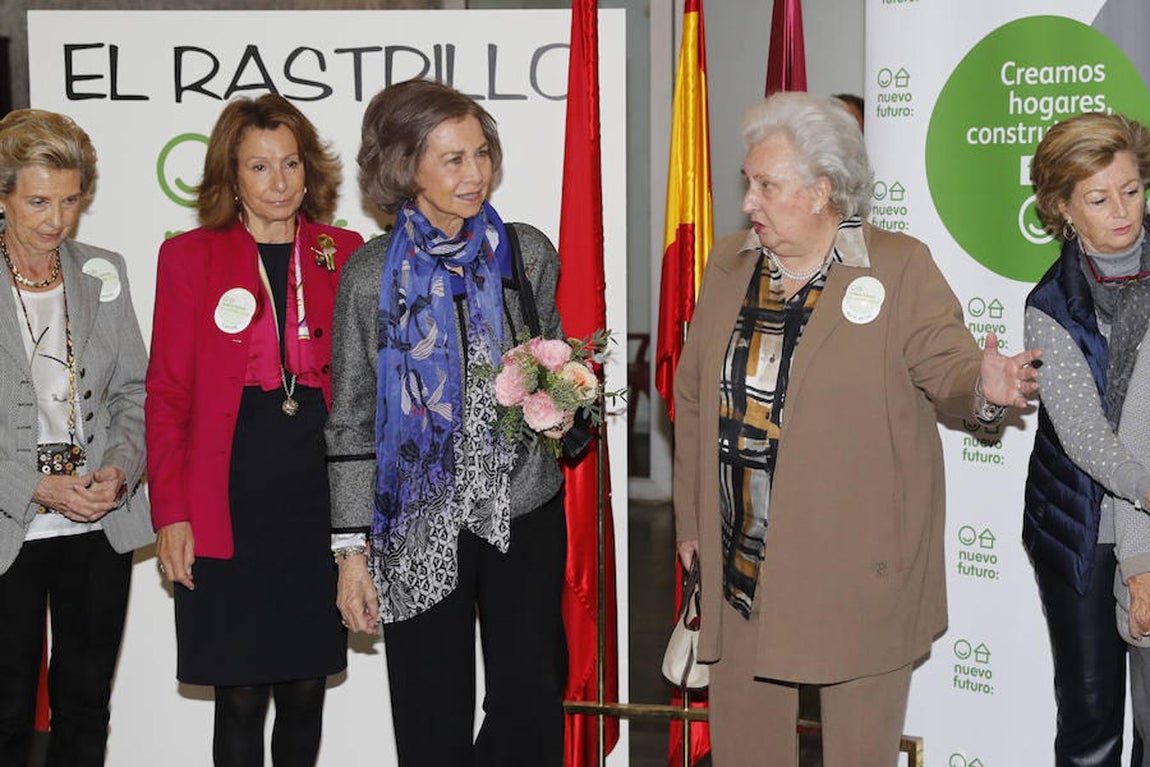 La Reina fue recibida a su llegada por su cuñada, la Infanta Doña Pilar, presidenta de honor de Nuevo Futuro, y por Pina Sánchez Errázuriz, presidenta nacional de la asociación.. 