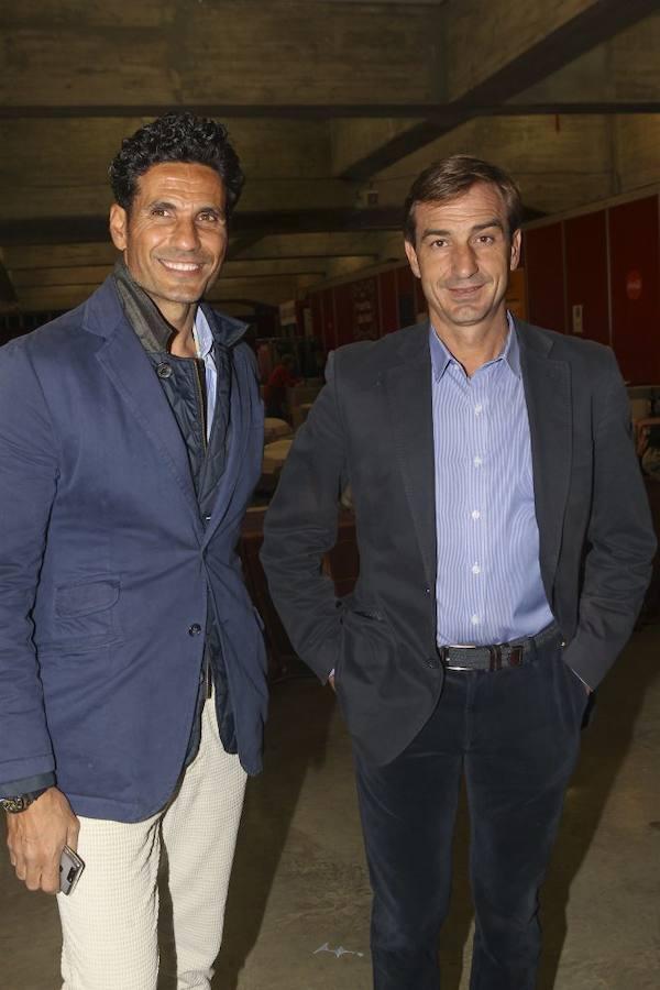 El torero Oscar Higares acudió acompañado por un amigo a esta importante cita navideña. 