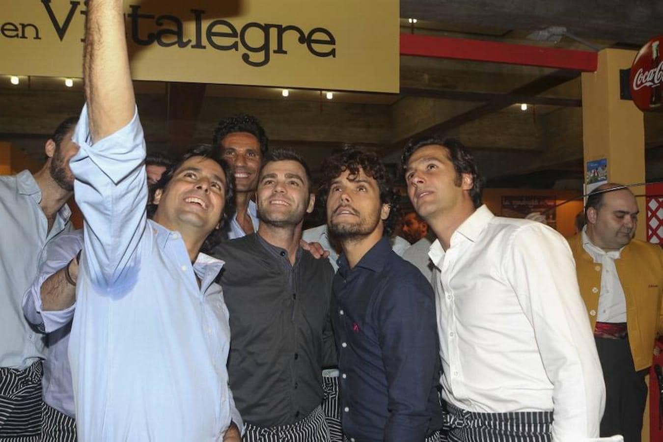 El expiloto Fonsi Nieto, los toreros Miguel Abellán y Francisco Rivera e Israel Lancho se hacen un «selfie» como recuerdo del rastrillo de este año