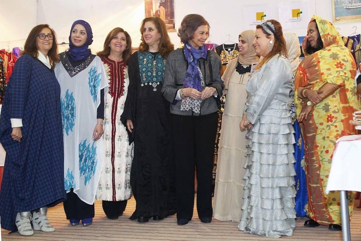 Incluso compró un par de décimos de loteríade los dos números del Rastrillo. Lo que motivó que algunas personas que seguían a la comitiva decidieran comprarlos también «por si la Reina nos da suerte y nos toca».. 