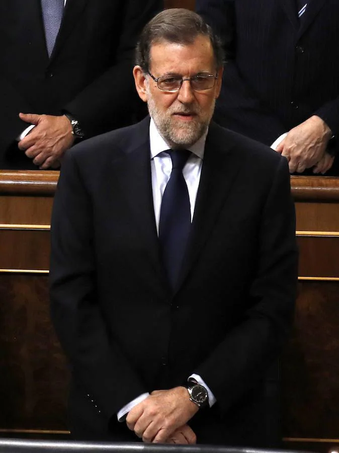 El presidente del Gobierno, Mariano Rajoy, durante el minuto de silencio que ha guardado el Congreso. 
