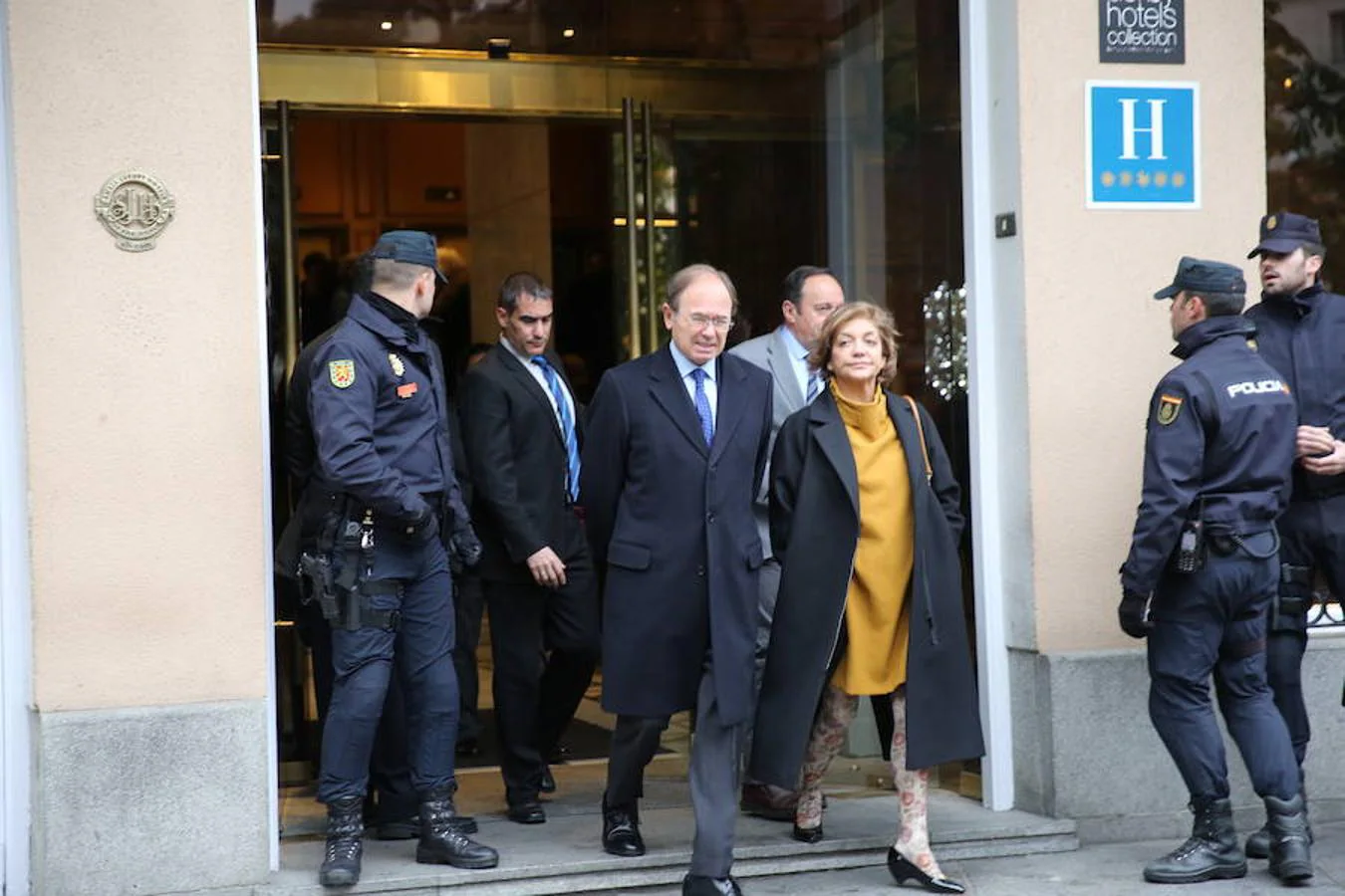 Pío García Escudero y la portavoz adjunta del grupo popular en el Senado, María Rosa Vindel,  a la salida del hotel. 