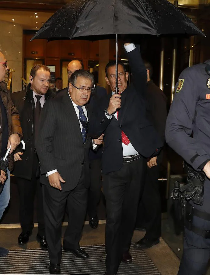 El ministro del Interior, Juan Ignacio Zoido, a su salida del hotel donde ha fallecido Rita Barberá