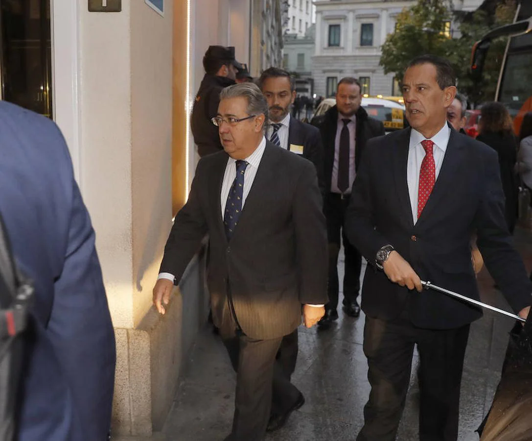 El ministro del Interior, Juan Ignacio Zoido (i), a su llegada al hotel de Madrid donde ha fallecido la senadora y exalcaldesa de Valencia Rita Barberá. 