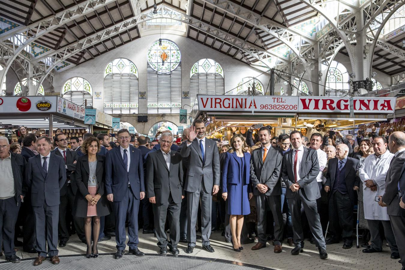 Los Reyes visitan el Mercado Central de Valencia. 