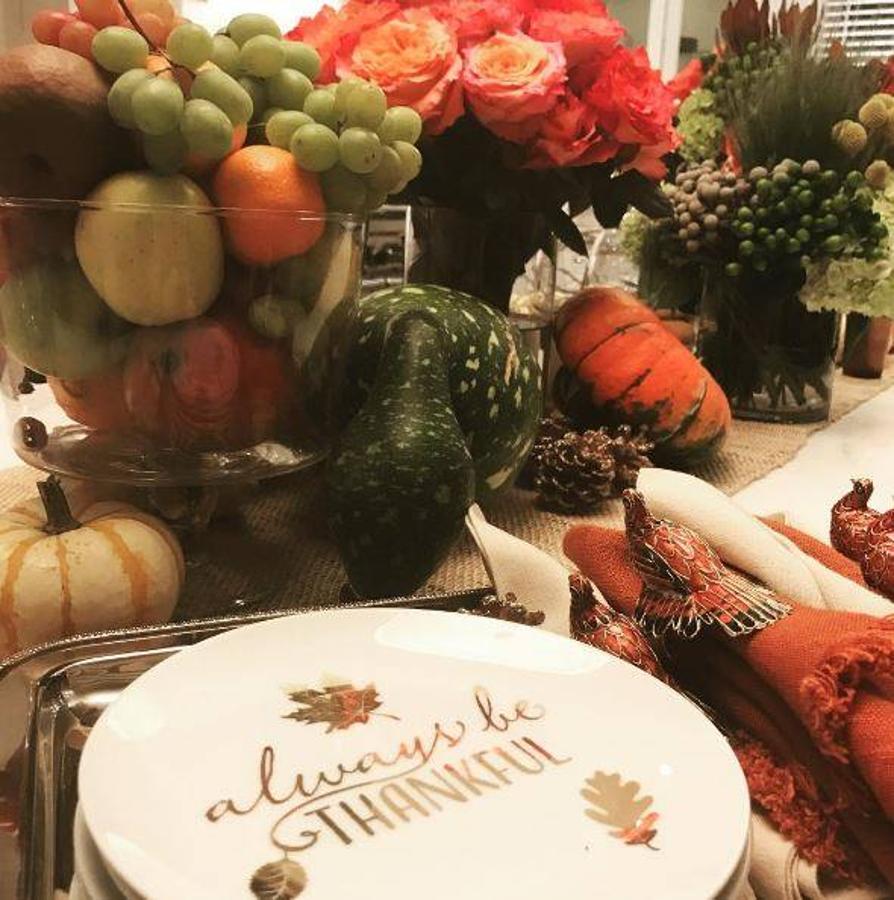 Jenifer López. Muestra parte de la cena que compartirá con su familia con un mensaje «Tanto que agradecer»