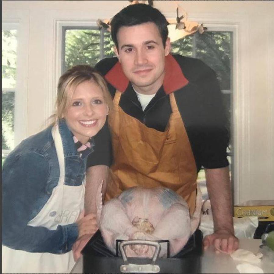 Sarah Michelle Gellar. Posa junto a su marido y el pavo, aún sin cocinar, ambos con delantales dispuestos a ponerse manos a la obra
