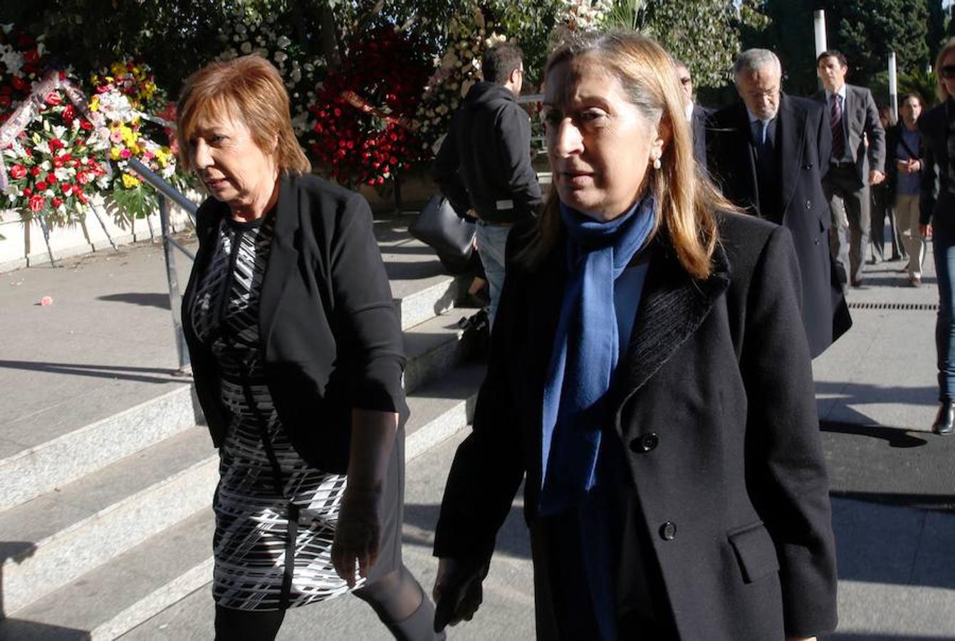Celia Villalobos y Ana Pastor, presidenta del Congreso de los Diputados, llegan al tanatorio para dar el último adiós a Rita Barberá