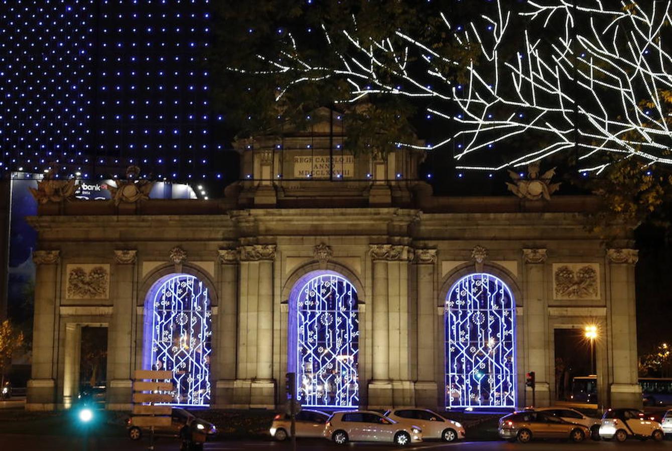 La Puerta de Alcalá iluminada tras el encendido esta noche del alumbrado público navideño de Madrid.