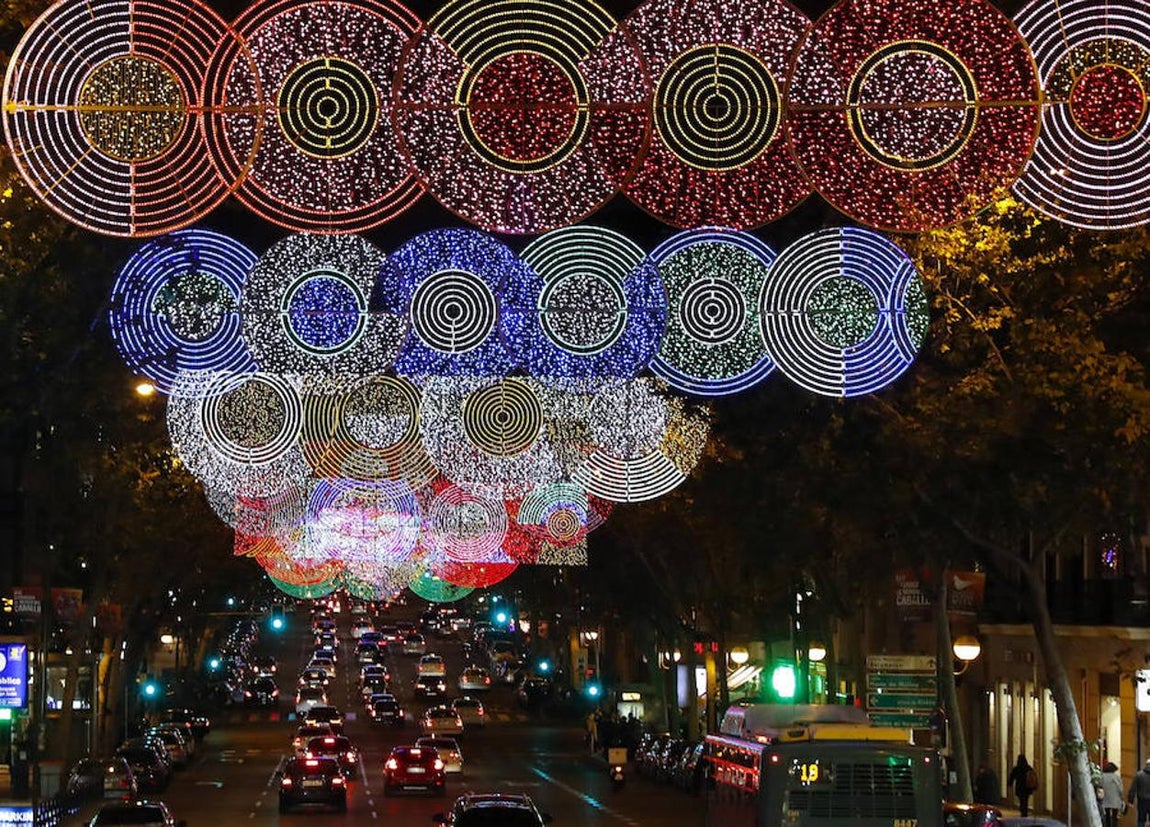 La calle de Velázquez iluminada tras el encendido esta noche del alumbrado público navideño de Madrid.. 