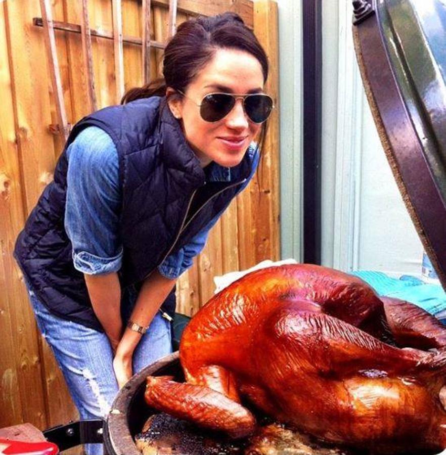 Megan Markle. La novia del prícipe Enrique de Inglaterra no ha dejado de celebrar este día tan significativo para los estadounidenses y posa junto a un inmenso pavo