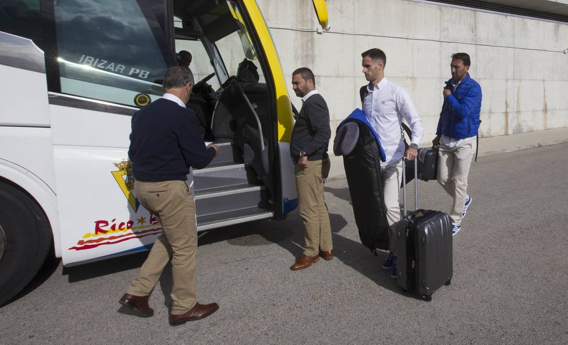 Salida del Cádiz rumbo a Tarragona