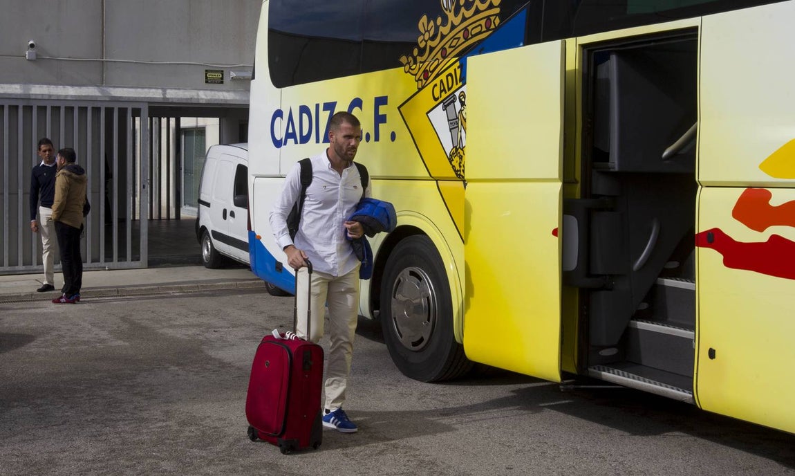 Salida del Cádiz rumbo a Tarragona