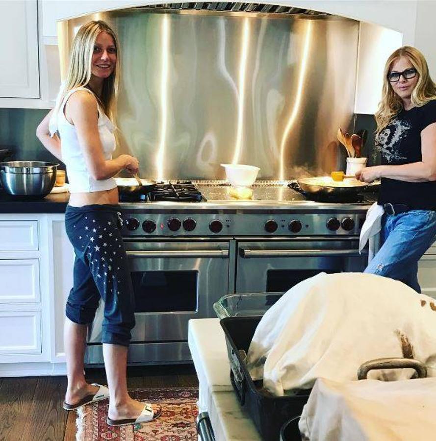 Gwyneth Paltrow. La modelo no tiene ningún problema en posar con su ropa «de andar por casa» mientras cocina la cena de Acción de Gracias