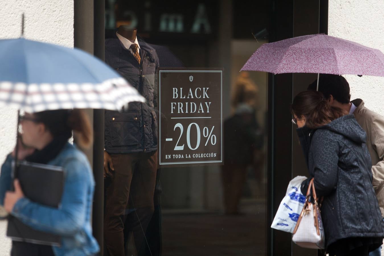 El «Black Friday» desata la locura por las compras en Sevilla