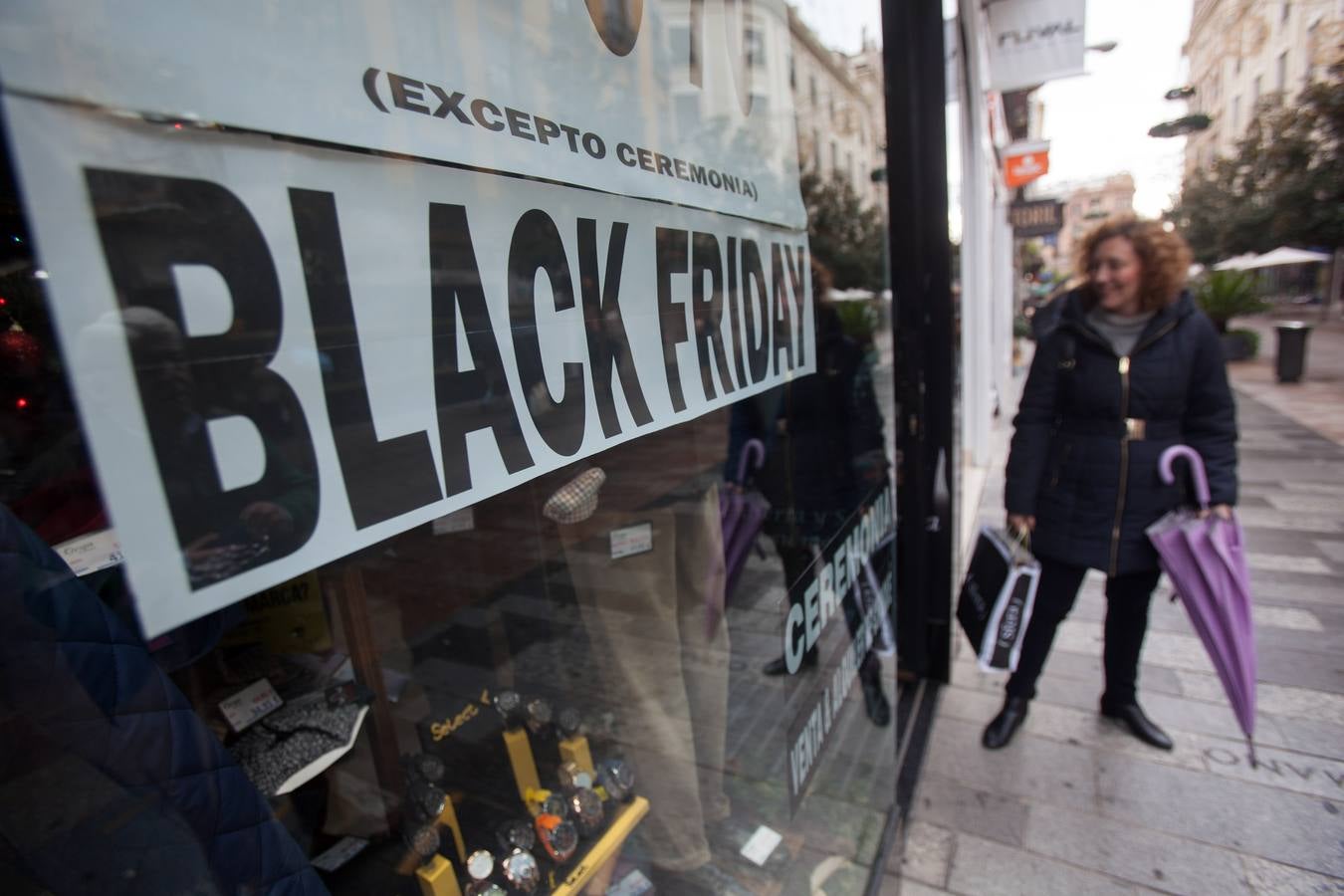 El «Black Friday» desata la locura por las compras en Sevilla