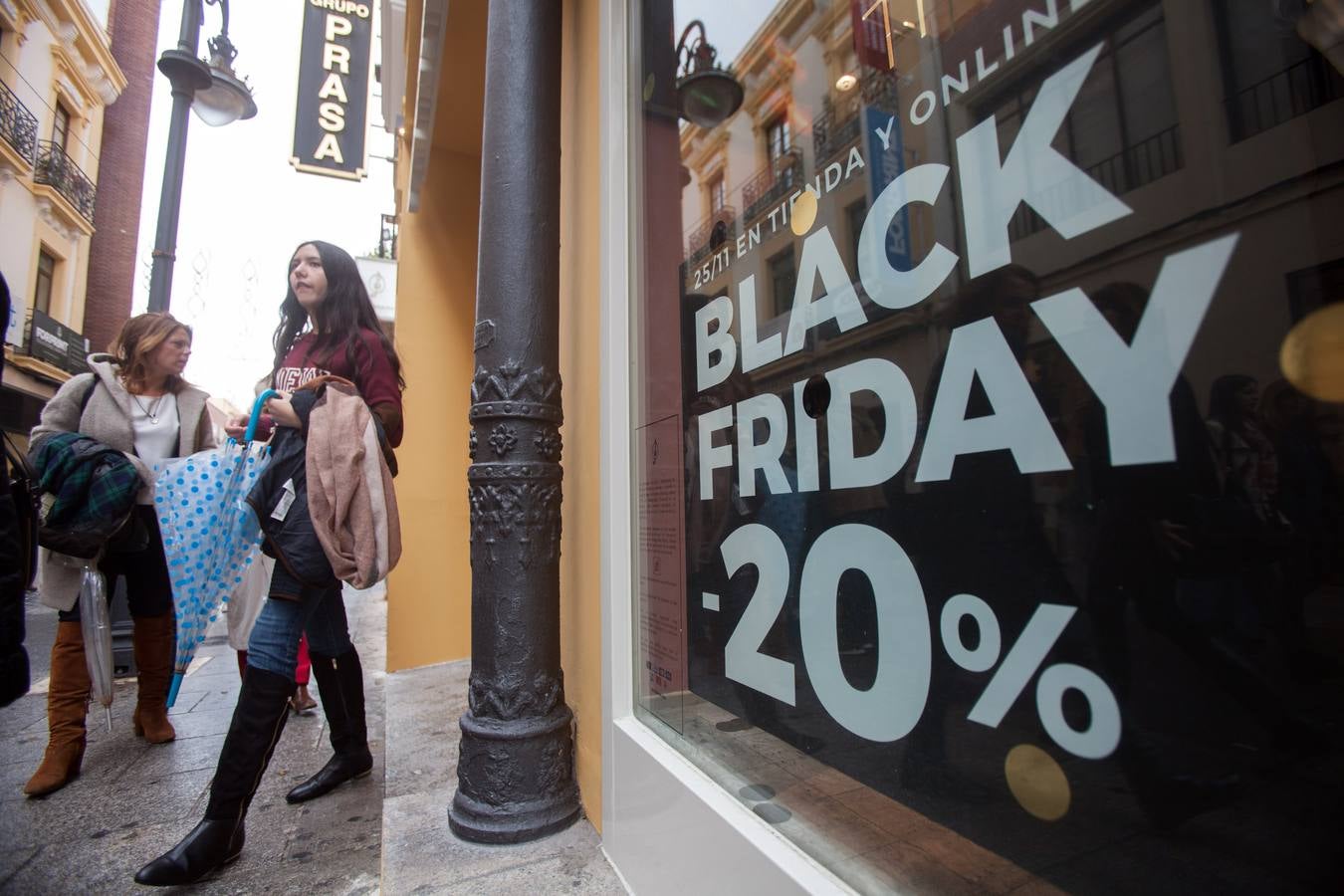 El «Black Friday» desata la locura por las compras en Sevilla