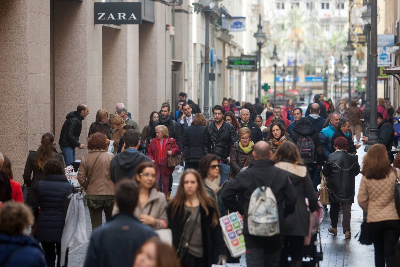 El «Black Friday» desata la locura por las compras en Sevilla