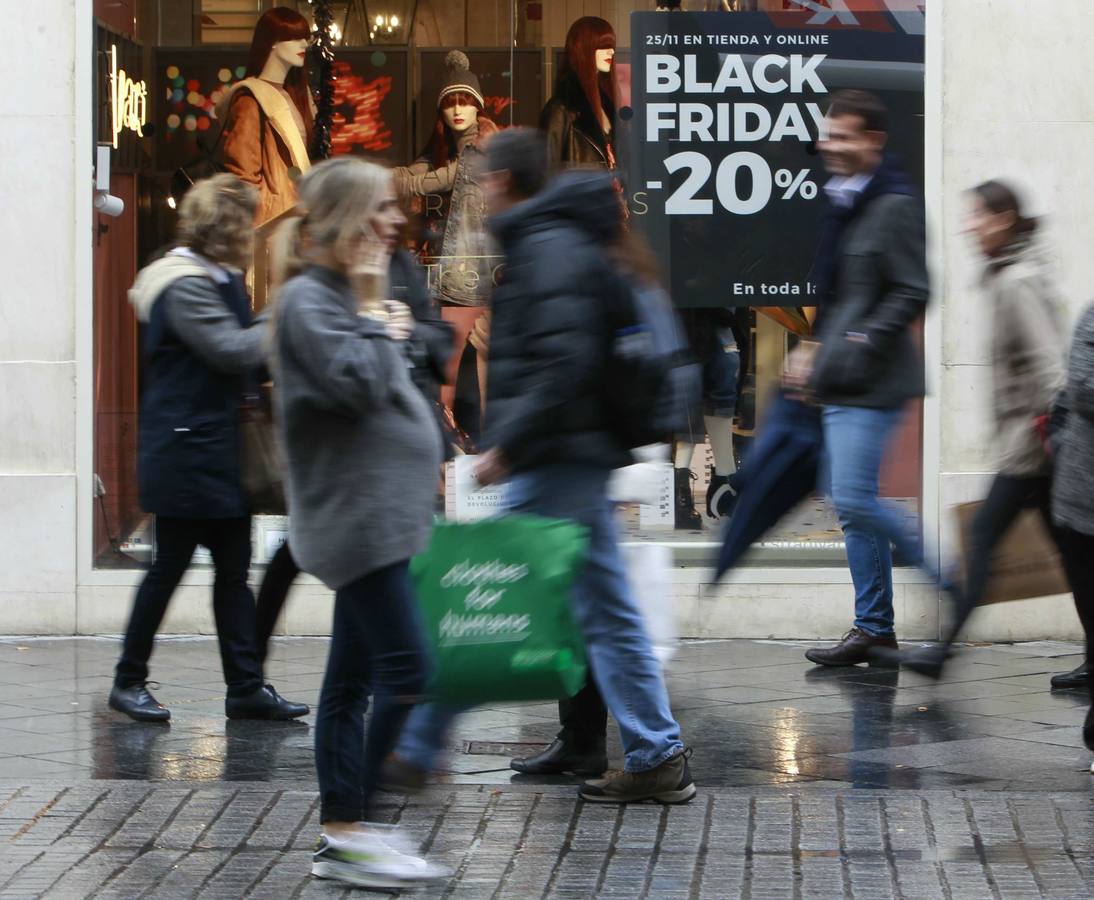 El «Black Friday» desata la locura por las compras en Sevilla