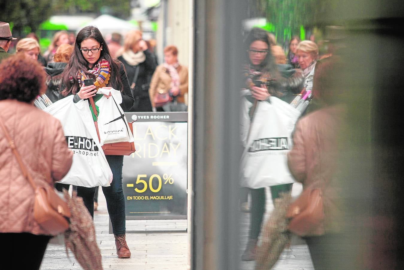 El «Black Friday» desata la locura por las compras en Sevilla