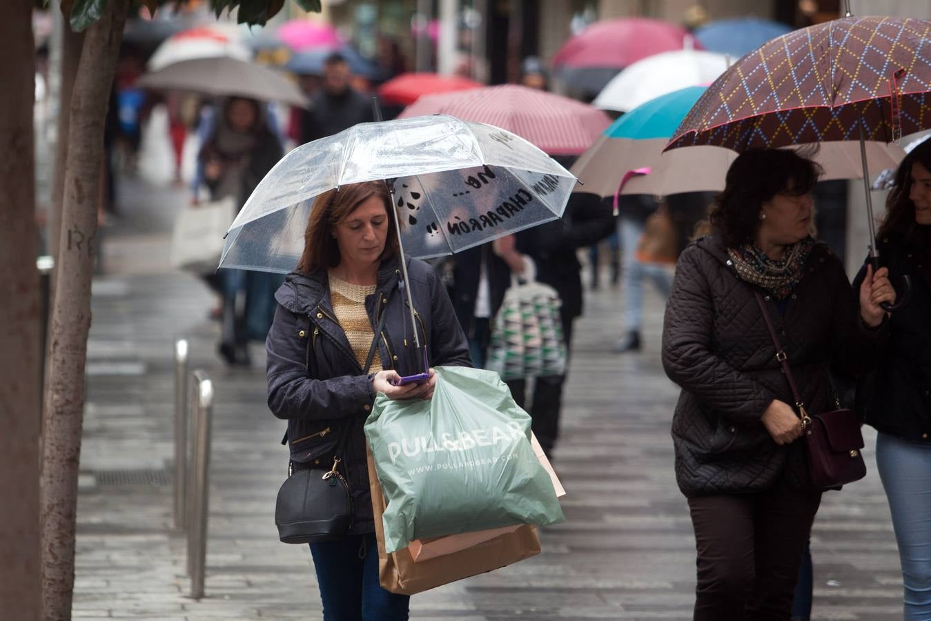 El «Black Friday» desata la locura por las compras en Sevilla