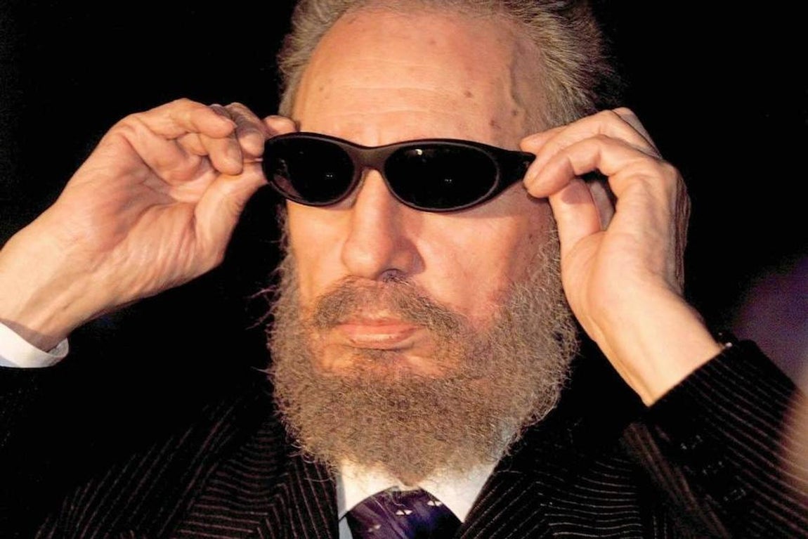 Fidel Castro se coloca unas gafas negras que le ofrecieron los componentes del programa de TV «Caiga Quien Caiga», al finalizar el almuerzo con los mandatarios asistentes a la IX Cumbre Iberoamericana, celebrado en el hotel Habana Club (1999). 