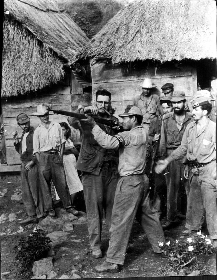 Fidel, en Sierra Maestra, enseñando a disparar a sus hombres (1957). 