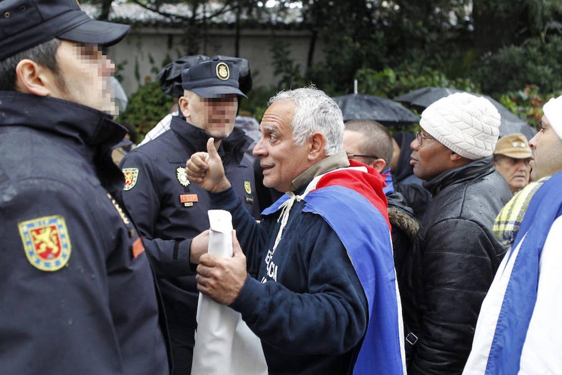 La Policía ha tenido en algún momento que separar a personas de uno y otro bando durante una concentración que aún prosigue bajo la lluvia y en la que se han proferido insultos tanto a los opositores al régimen castrista que viven en España como a los afines al Gobierno de la isla.. 