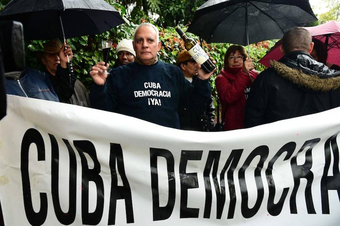 Castristas y disidentes se han enfrentado hoy ante la embajada de Cuba en Madrid.. 