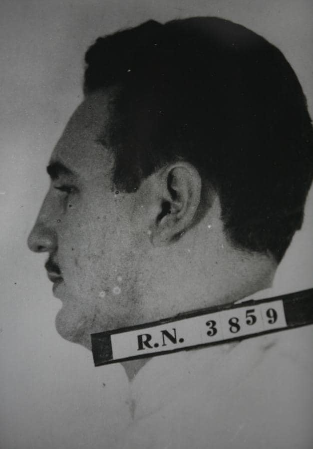 Fidel, en esta imagen de una ficha policial cuando tenía 27 años. Era 1953, fecha en la que fue detenido por el asalto al Cuartel de la Moncada