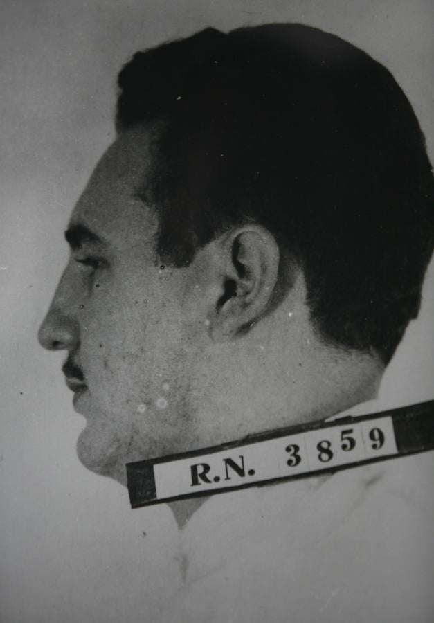 Fidel, en esta imagen de una ficha policial cuando tenía 27 años. Era 1953, fecha en la que fue detenido por el asalto al Cuartel de la Moncada. 