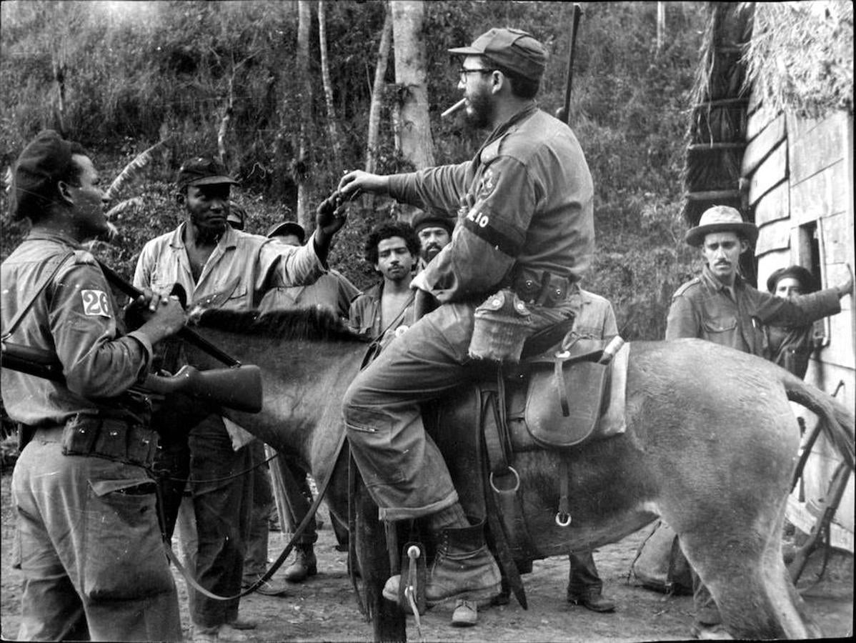 Fidel Castro, a caballo a causa de la gripe, en Sierra Maestra (1957). 